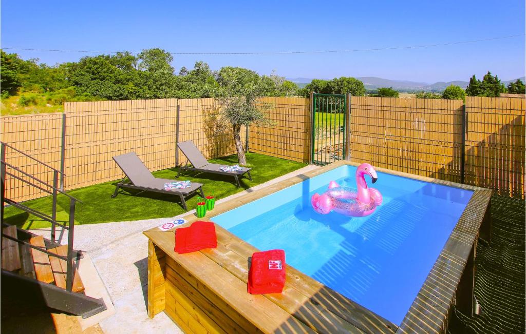 una piscina con un flamenco rosa en un patio trasero en Beautiful Home In Montboucher Sur Jabron With House A Panoramic View en Montboucher-sur-Jabron