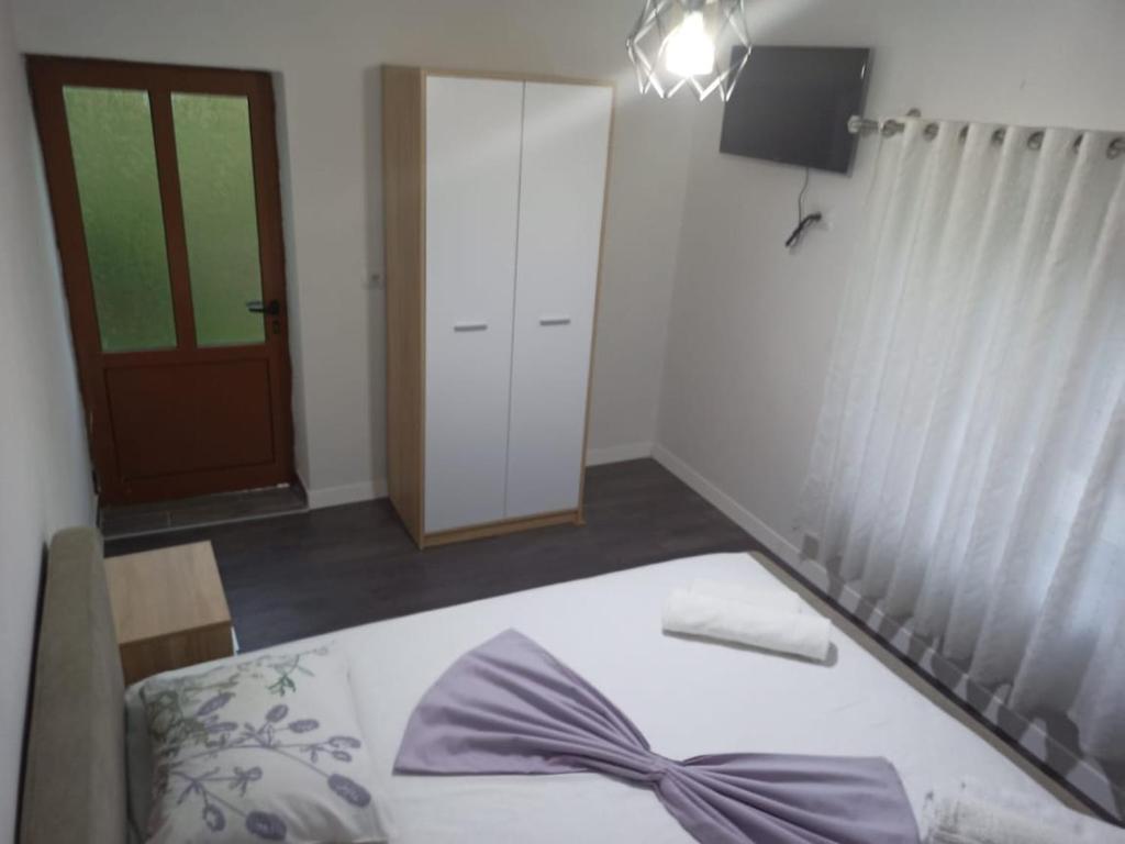 Postel nebo postele na pokoji v ubytování Kristina Mitllari 1