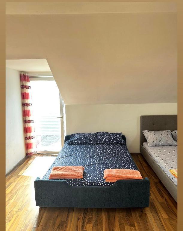 Postel nebo postele na pokoji v ubytování Apartmani Zelenika