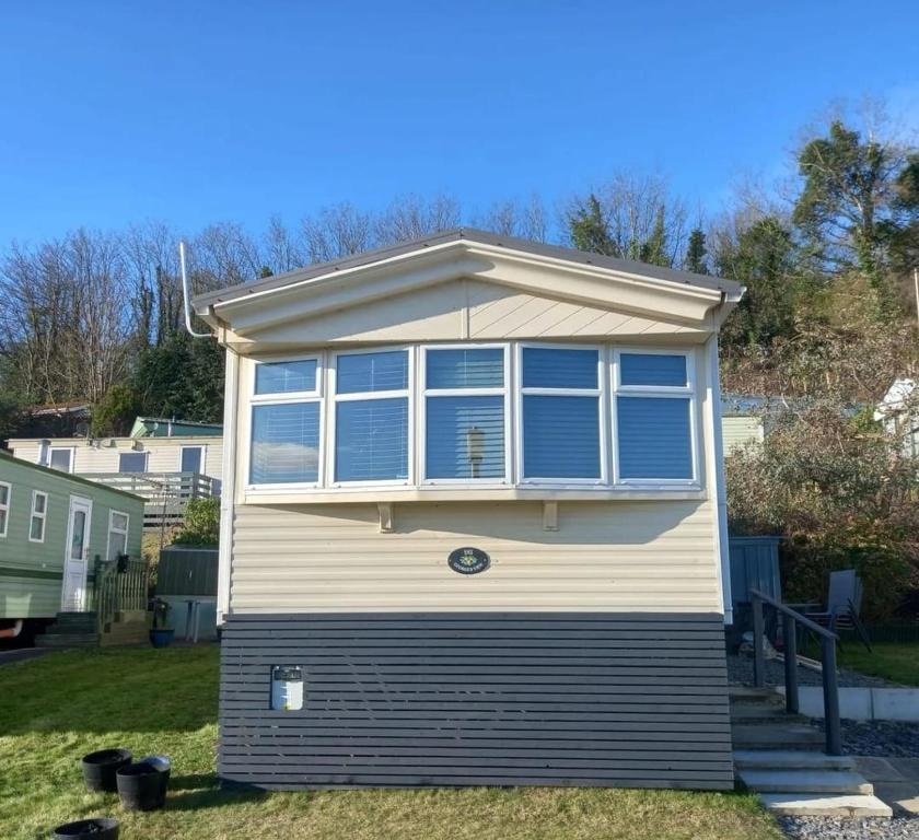 una pequeña casa con una gran ventana en la parte superior en Wonderful 2 bedroom mobile home en Aberystwyth