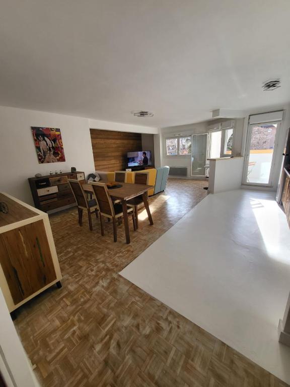 a living room with a table and a couch at Appartement Briançon T 4 in Briançon