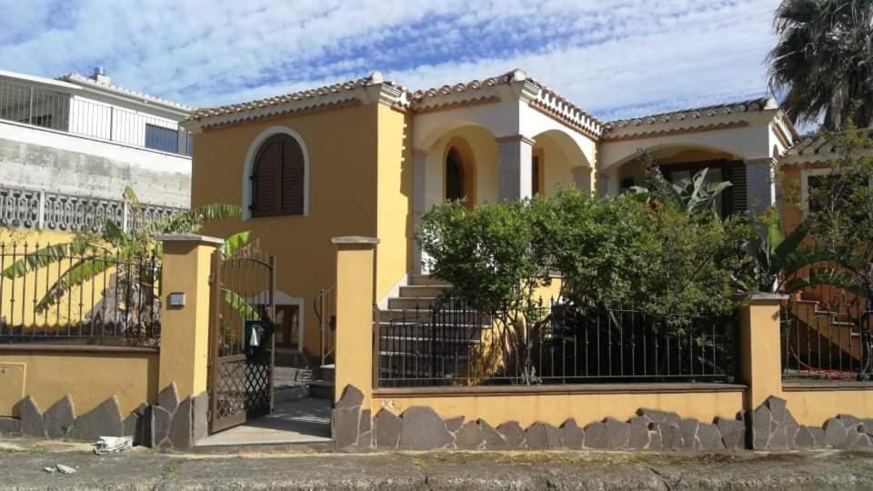 una casa en el suburbio de una ciudad en Villa Frailis, en Àrbatax