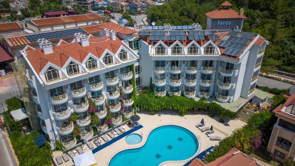 een luchtzicht op een resort met een zwembad bij Grand Hotel Faros in Marmaris