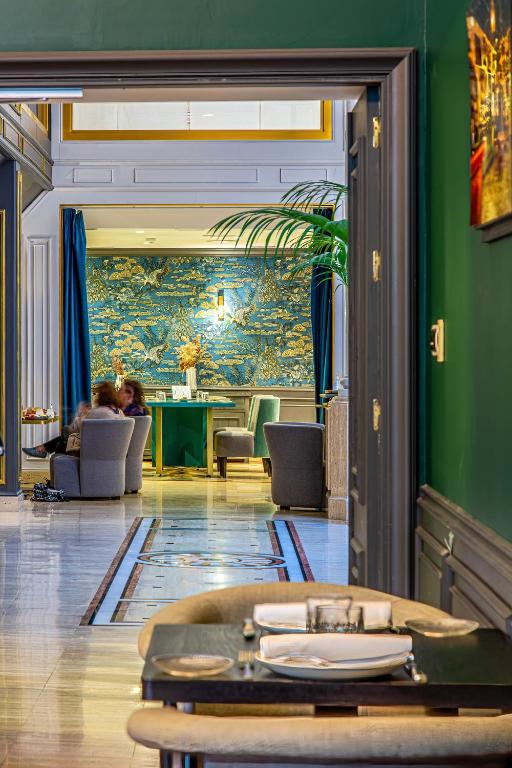 A seating area at Eugenia de Montijo, Autograph Collection