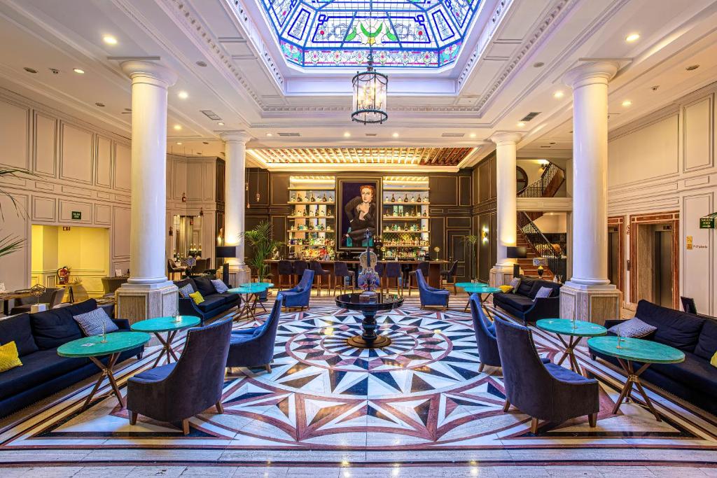 A seating area at Eugenia de Montijo, Autograph Collection