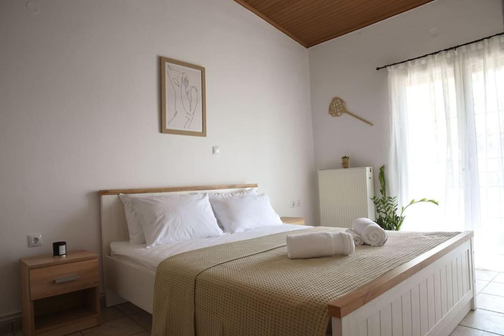 a bedroom with a bed with two towels on it at Η μονοκατοικία της Χαράς. in Kalamáki