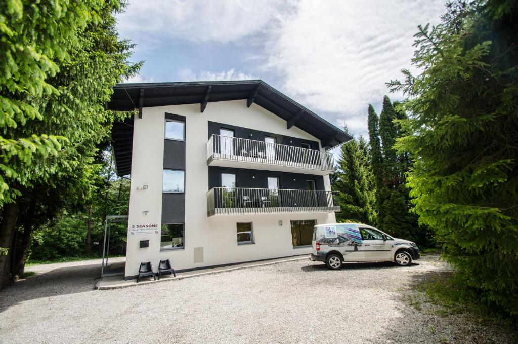 un bâtiment avec une voiture garée devant lui dans l'établissement Apartmenthouse "5 Seasons" - Zell am See, à Zell am See