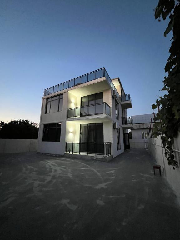 un gran edificio blanco con muchas ventanas en MT House en Batumi