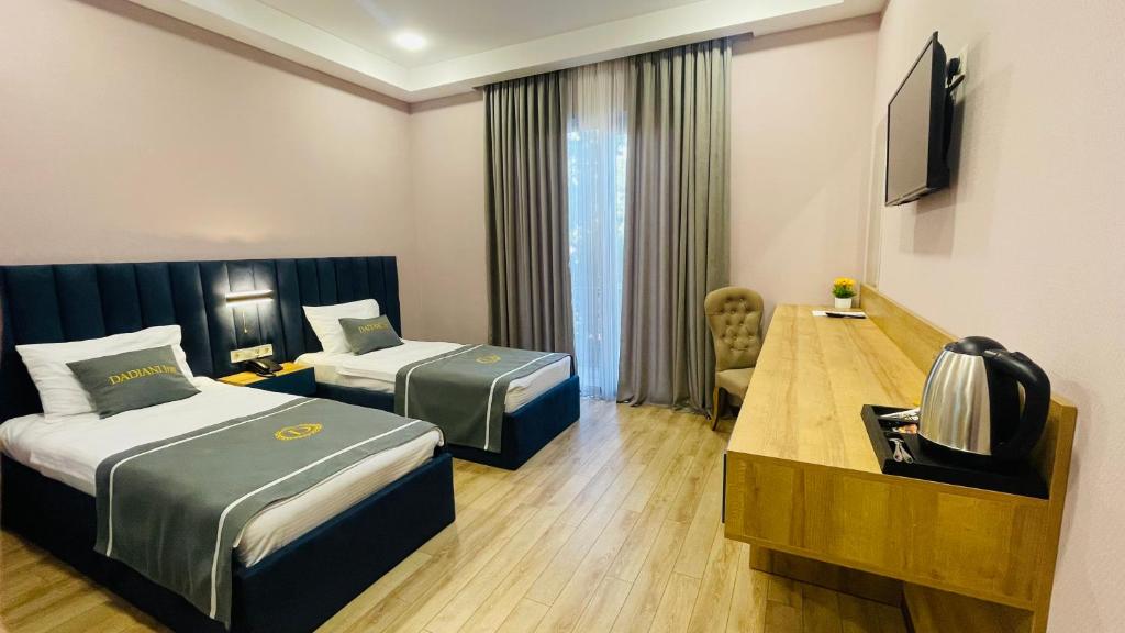 Postel nebo postele na pokoji v ubytování DADIANI Inn