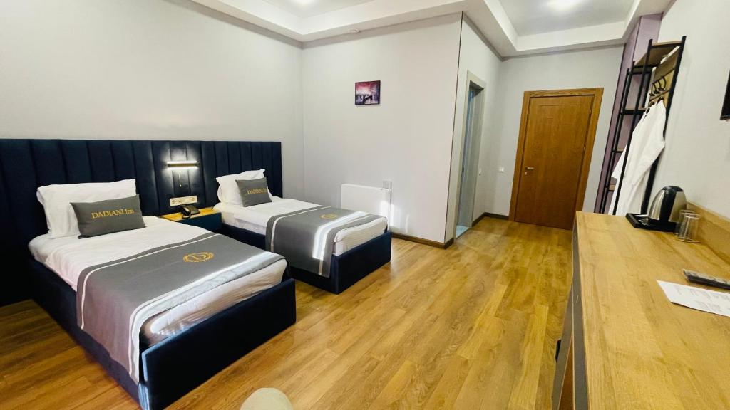 Postel nebo postele na pokoji v ubytování DADIANI Inn