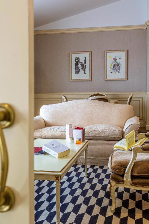 A seating area at Eugenia de Montijo, Autograph Collection
