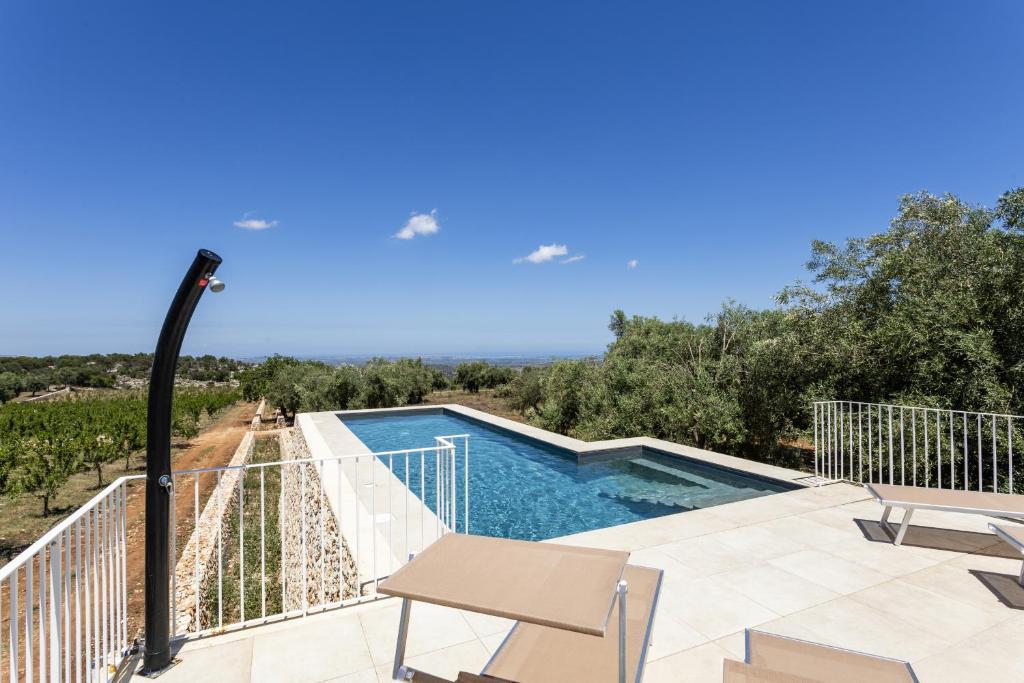 - une vue sur la piscine depuis le balcon d'une maison dans l'établissement Villa Mandorlo - IsulaTravel, à Noto