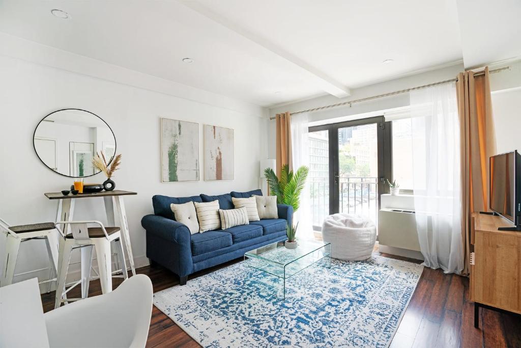 Μια τηλεόραση ή/και κέντρο ψυχαγωγίας στο 809-3A 1BR Columbus Circle Elevator W D