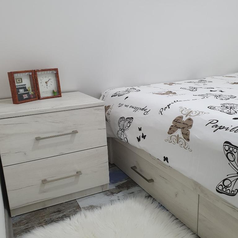 En eller flere senger på et rom på Apartman Zlatni breg Divčibare