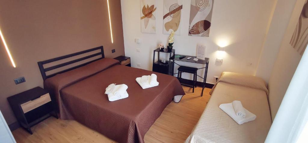 1 dormitorio con cama, mesa y escritorio en B&B Il Vico del Greco, en Le Castella