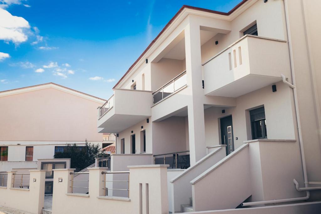 una imagen de un edificio con balcones en RAFKON Luxury Apartments - Myrina, en Mirina