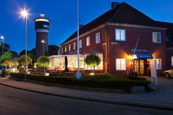 un edificio con un faro y un faro en Hotel Tønderhus en Tønder