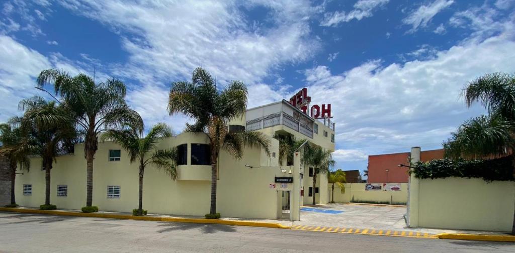 un edificio con palmeras delante en Hotel Arbis, en Puebla