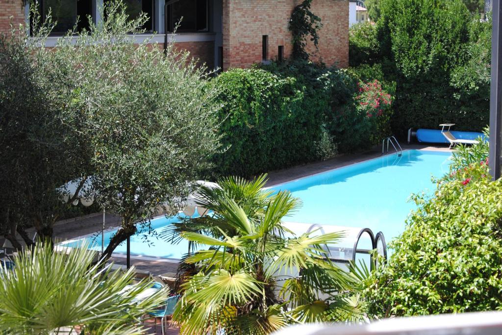 Bazén v ubytování Hotel Capriccio nebo v jeho okolí