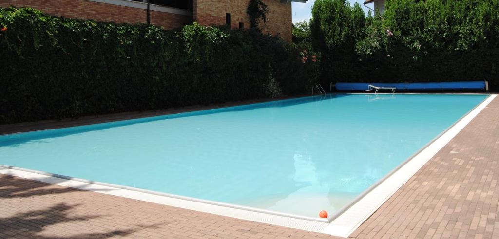 Bazén v ubytování Hotel Capriccio nebo v jeho okolí