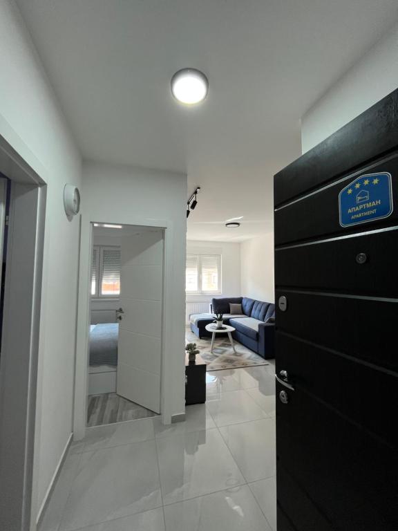 um quarto com um corredor com uma sala de estar em Apartman 21 Banja Koviljača em Banja Koviljača