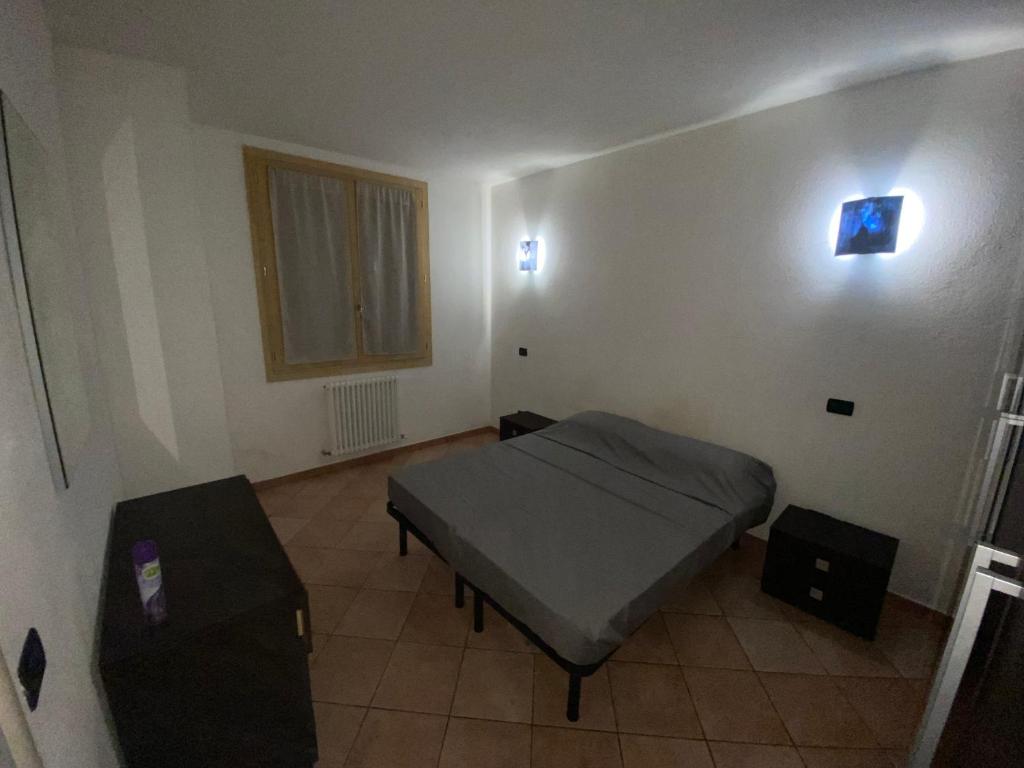 een kleine kamer met een bed en een raam bij Une très belle maison tolé bologna itali in Tolè