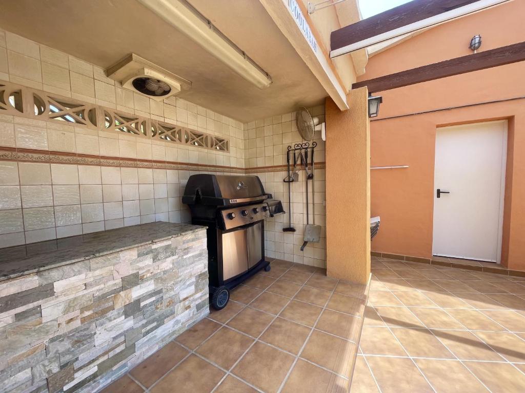 Kuchyň nebo kuchyňský kout v ubytování Villa Benidorm Levante Beach Blueline