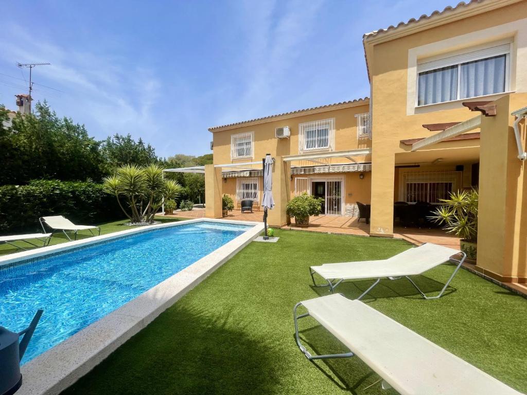 Bazén v ubytování Villa Benidorm Levante Beach Blueline nebo v jeho okolí
