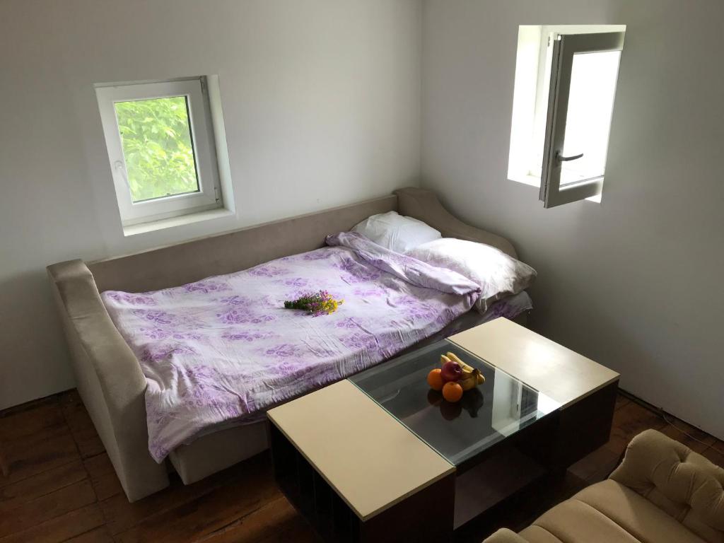 een kleine slaapkamer met een bed en een tafel bij Boravak Oporavak Jelica Guča Rtari in Rtari