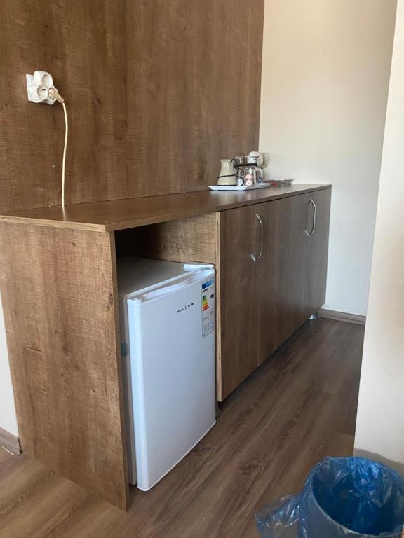 una pequeña cocina con encimera y nevera en Hotel Twenty, en Antalya