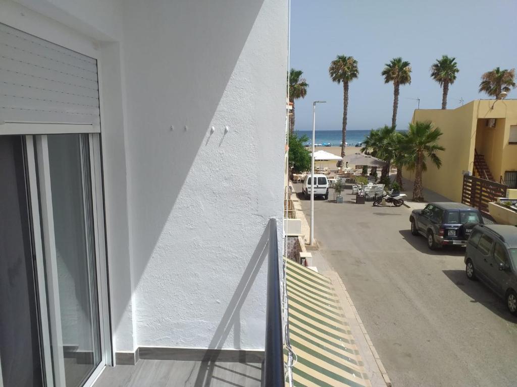 een balkon met uitzicht op een straat en de oceaan bij Horrillo San José in San José