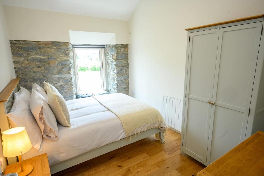 Postel nebo postele na pokoji v ubytování Killarney Old School Road sleeps 6