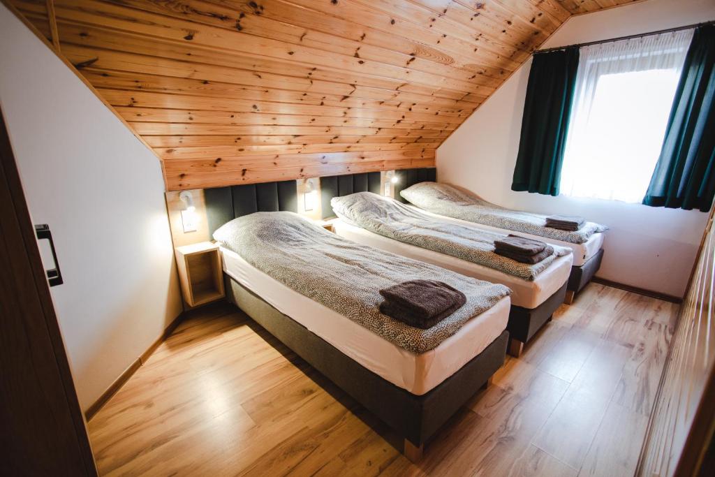 Postel nebo postele na pokoji v ubytování Domki Ania