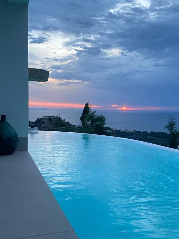 a large swimming pool with a view of the ocean at La Paratá Suites Mojácar in Mojácar