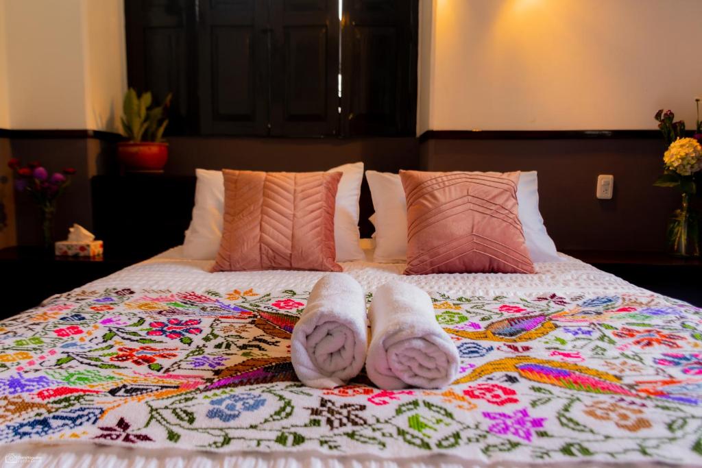 uma pessoa com os pés em cima de uma cama em La Banksia Hotel em Quito