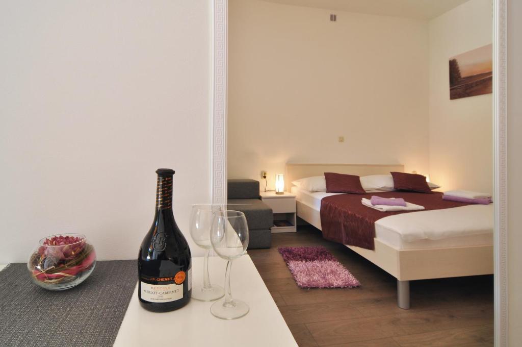 スプリトにあるRooms Palmaのワイン1本とワイングラス2杯が付いた客室です。