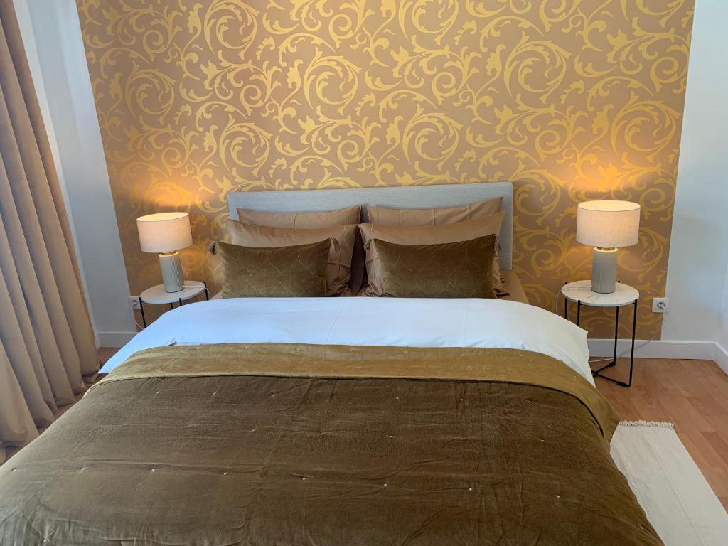 um quarto com uma cama grande e 2 candeeiros em Coco’s place em Antuérpia