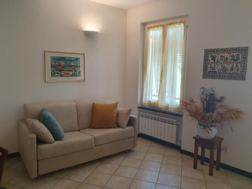 sala de estar con sofá y ventana en LA CASA DI MINA, en Vernazza