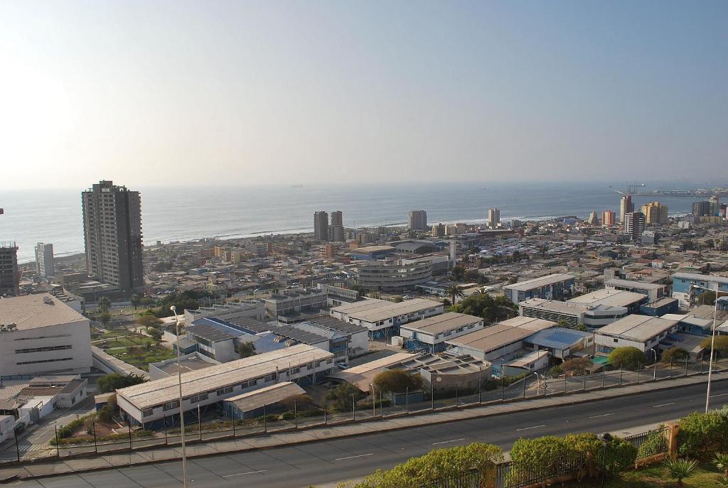an aerial view of a city with buildings and the ocean at Apartamento Altos del Mar in Antofagasta