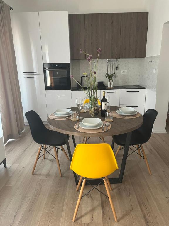 uma mesa de jantar com uma cadeira amarela numa cozinha em Apartman Sea story Mali Lošinj em Mali Lošinj