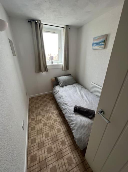 Postel nebo postele na pokoji v ubytování Homely 3 bed town centre flat