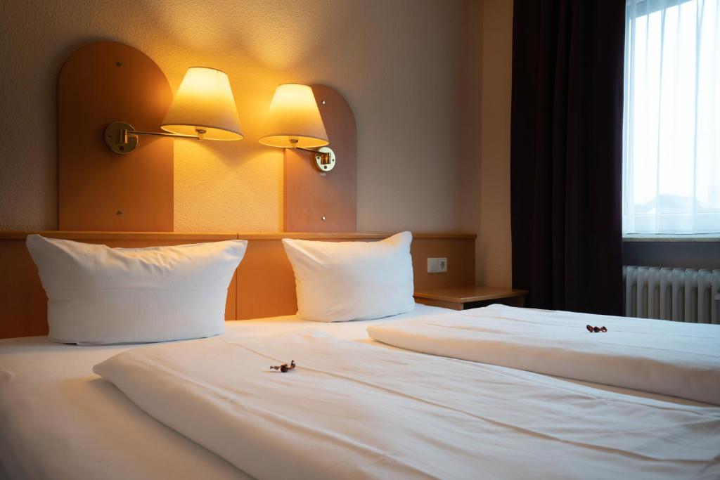 Postel nebo postele na pokoji v ubytování Hotel Zum Prinzen Sinsheim