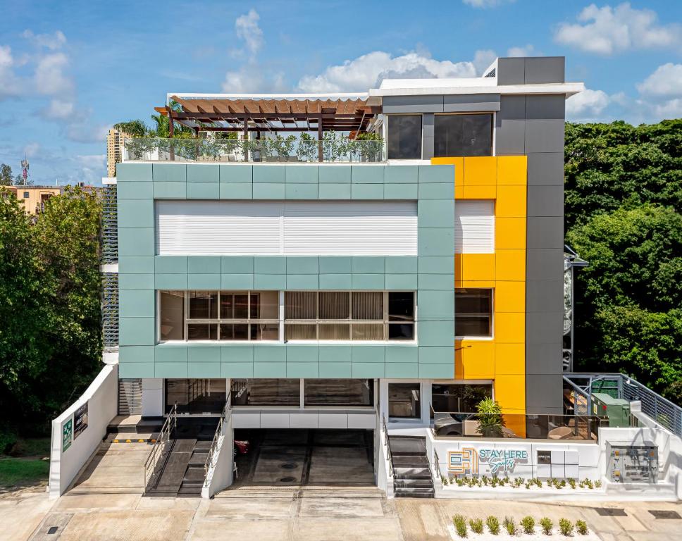 um edifício com uma fachada colorida em Hotel Stay Here Suites em Santo Domingo