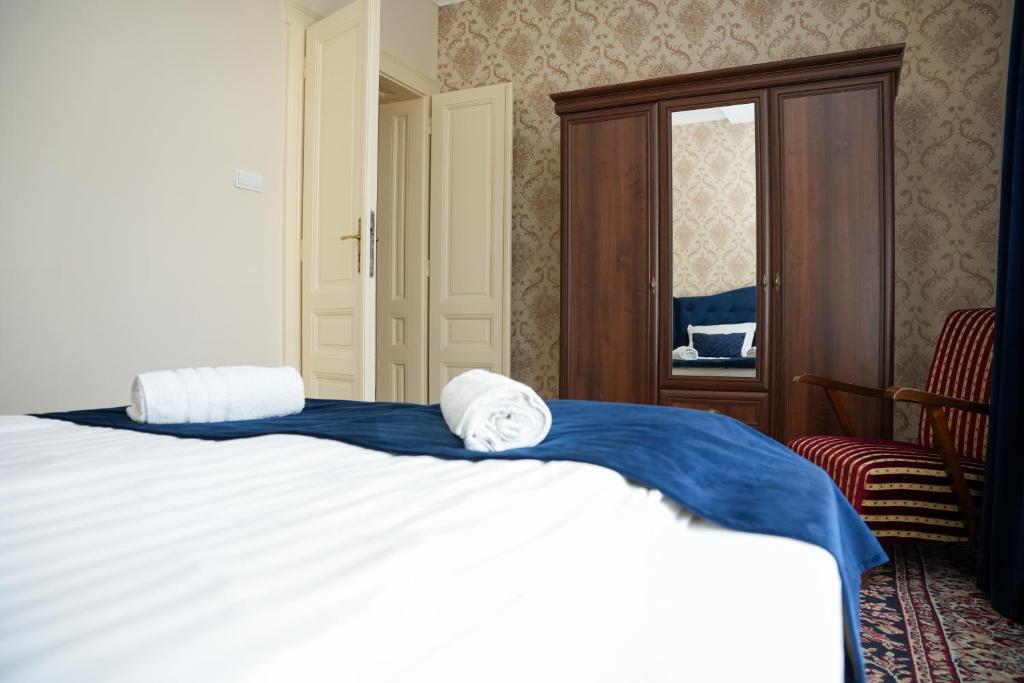 Postel nebo postele na pokoji v ubytování Várkert Deluxe Apartmanház