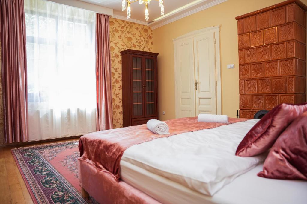 Postel nebo postele na pokoji v ubytování Várkert Deluxe Apartmanház