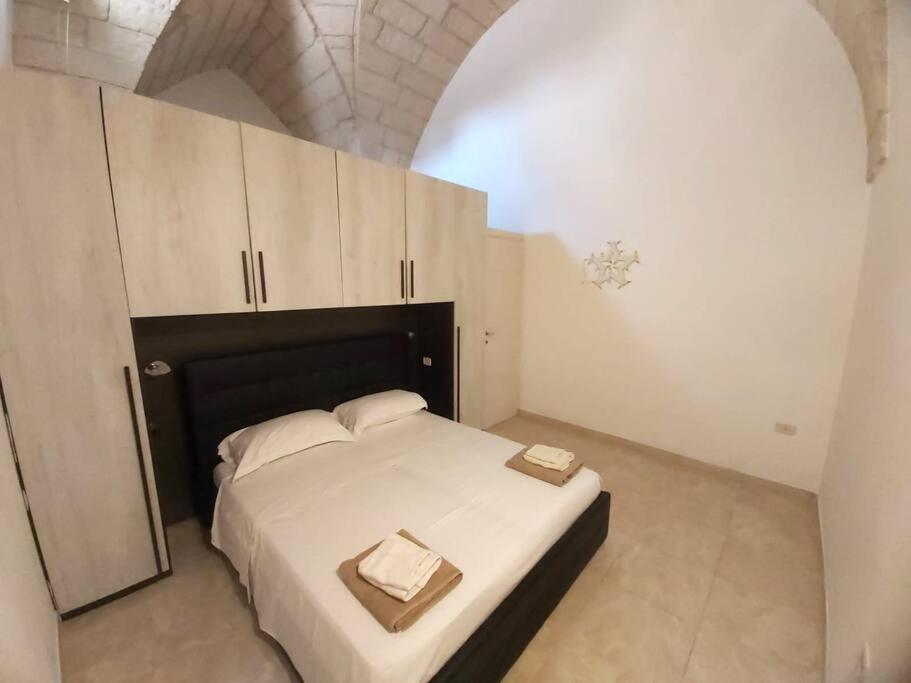 Ampia dimora con volte e cortile في جوردينيانو: غرفة نوم مع سرير أبيض كبير في غرفة