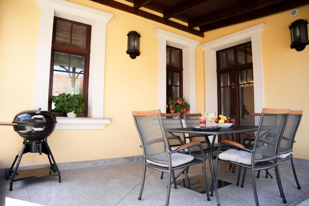 Posezení v ubytování Várkert Deluxe Apartmanház