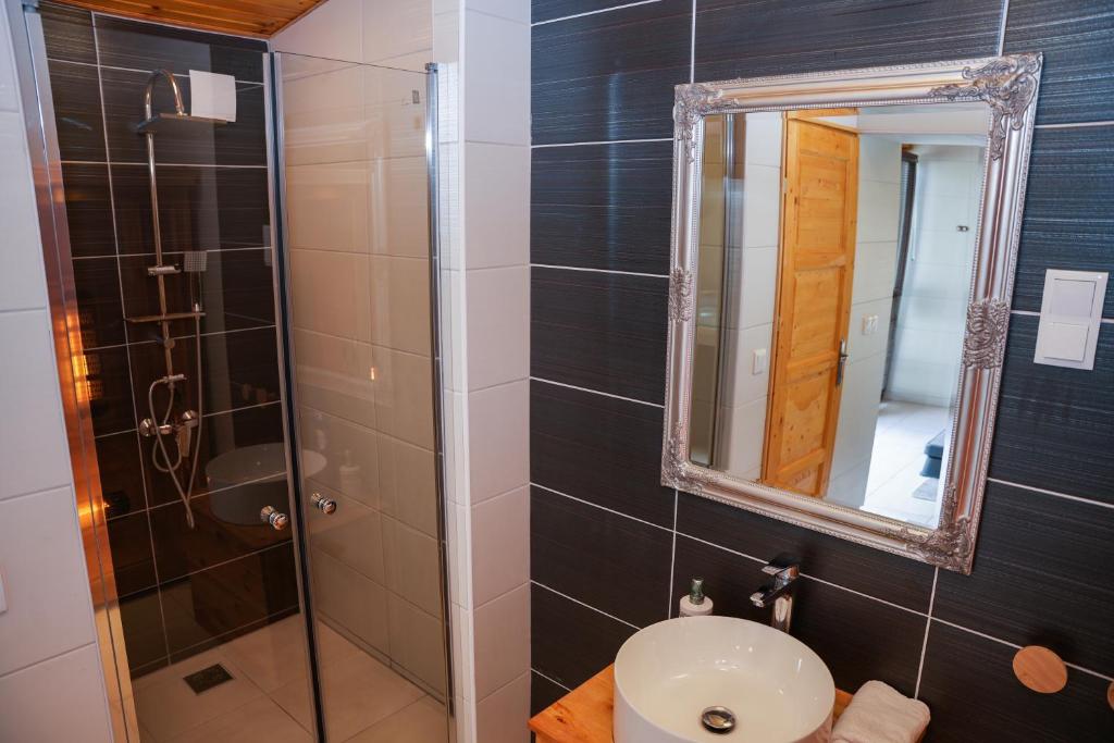 Koupelna v ubytování Várkert Deluxe Apartmanház