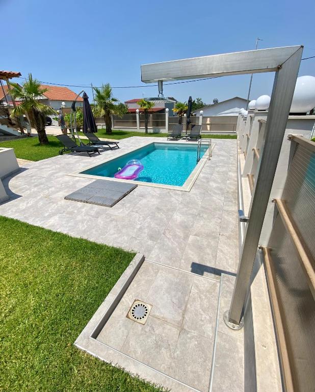 Bazén v ubytování Villa Liana , private Villa with pool and garden nebo v jeho okolí