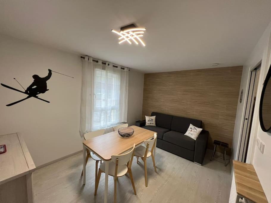 - un salon avec un canapé et une table dans l'établissement 4 pers, pied des pistes, WIFI, Netflix, Lave-vaisselle, à Les Deux Alpes